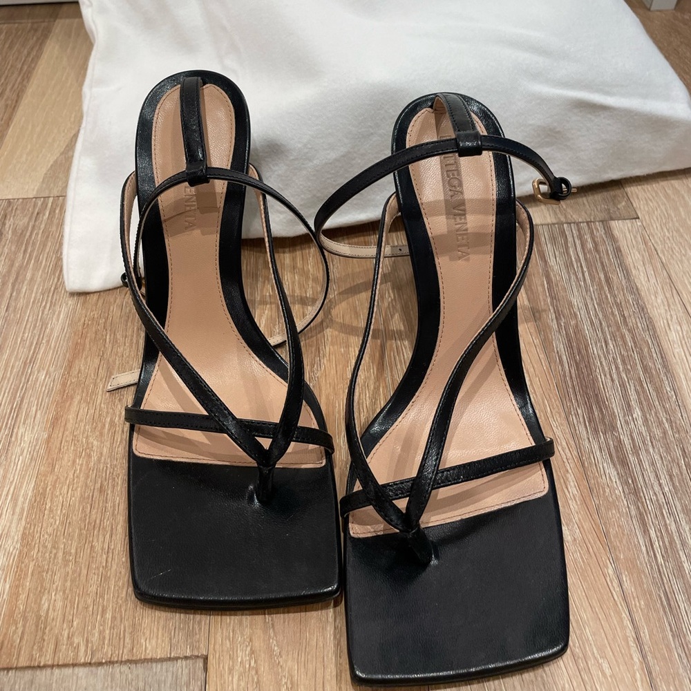 New Bottega Veneta stretch sandals size 7. Never worn. 100% authentic